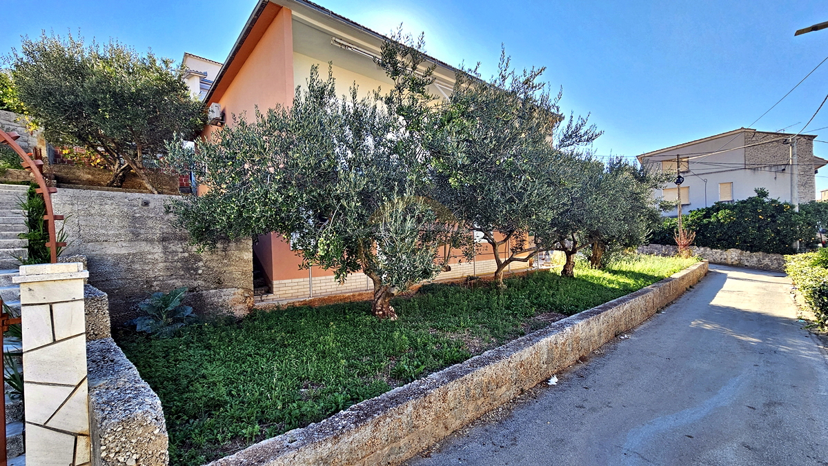 Hiša v Trogirju/Čiovu - Blizu kampa Rožac - 200 m od morja